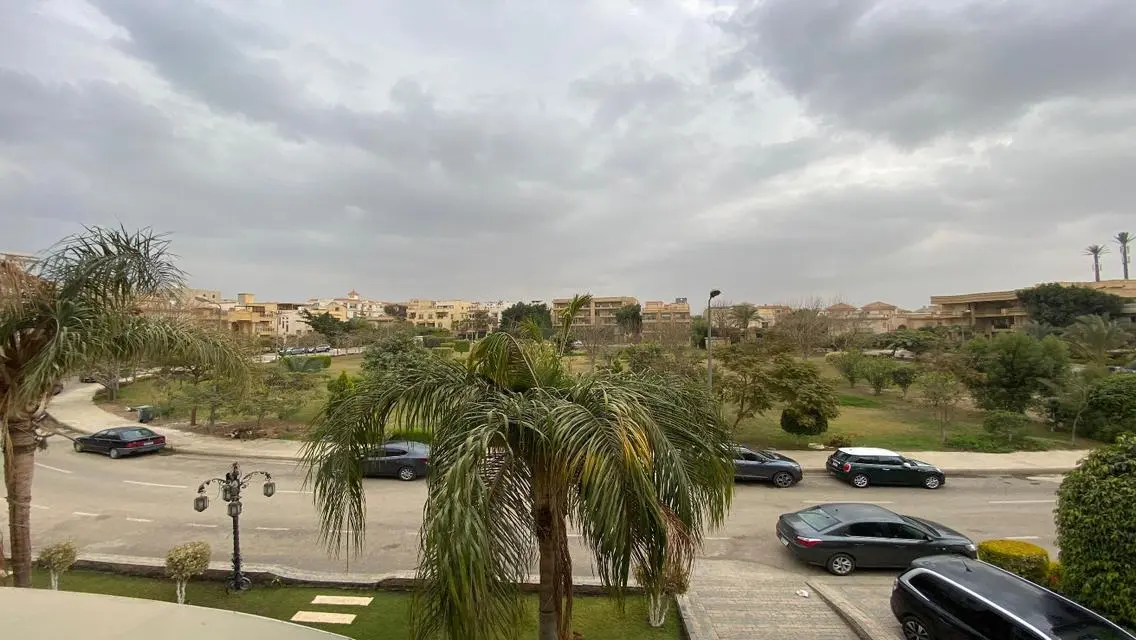 شقة مريحة للبيع مع شرفة ومرافق حديثة