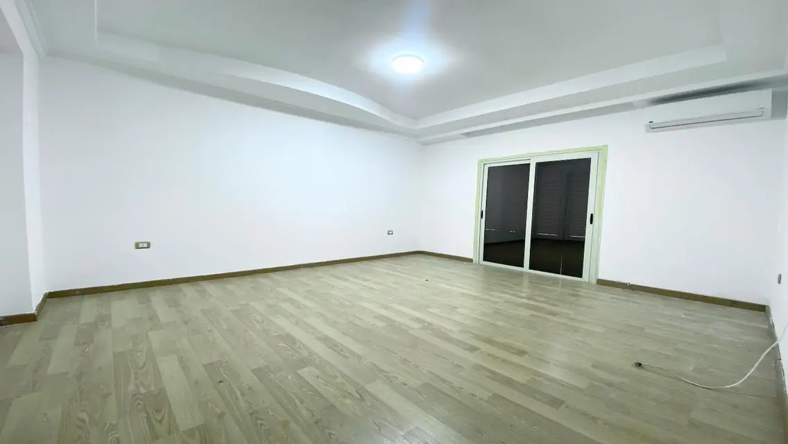 شقة مريحة للبيع مع شرفة ومرافق حديثة