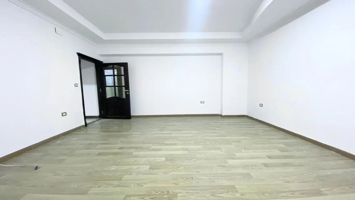 شقة مريحة للبيع مع شرفة ومرافق حديثة