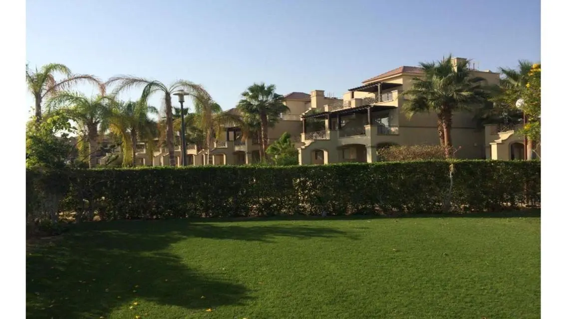 فيلا فاخرة تطل على البحيرات مع حديقة خاصة