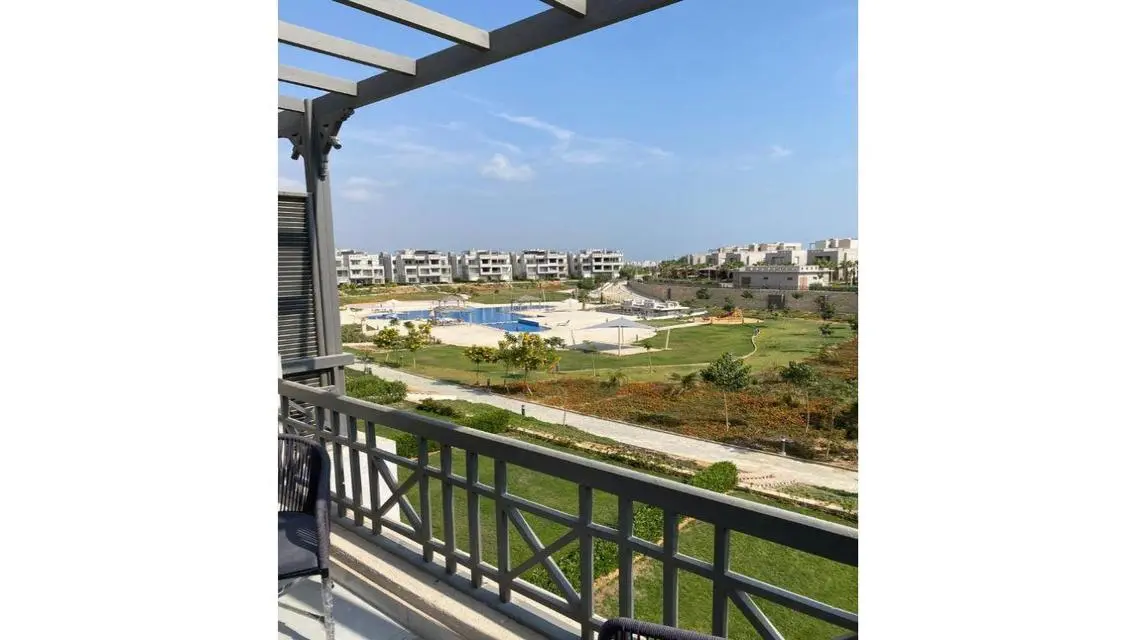 With roof - pool view