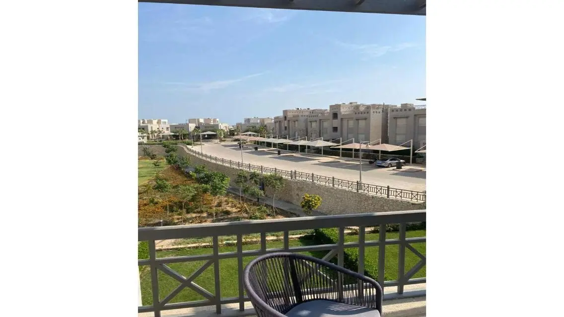 With roof - pool view