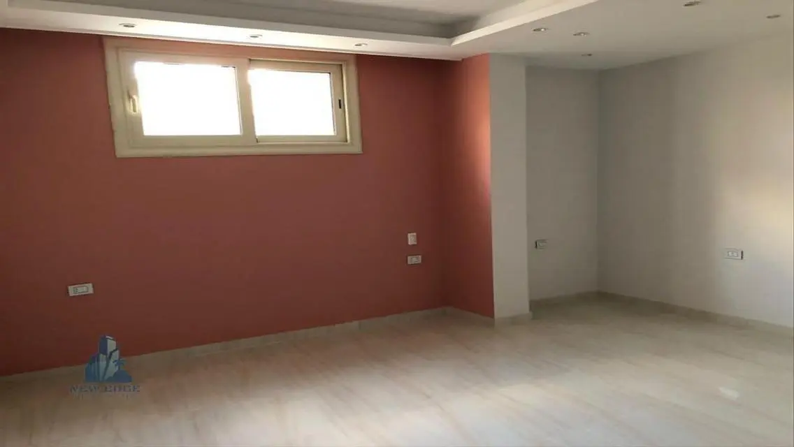 فيلا فاخرة للبيع وسط مدينة حديثة
