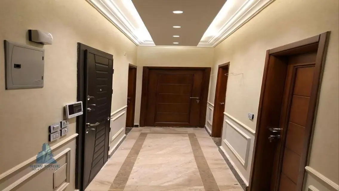 فيلا فاخرة للبيع وسط مدينة حديثة