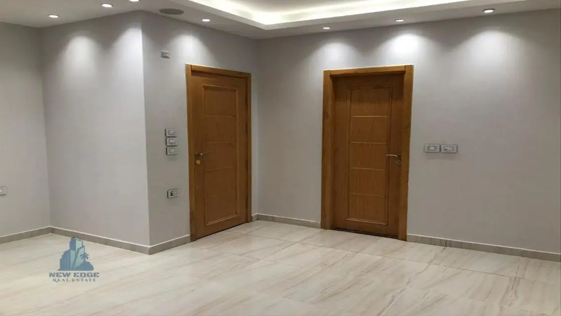 فيلا فاخرة للبيع وسط مدينة حديثة