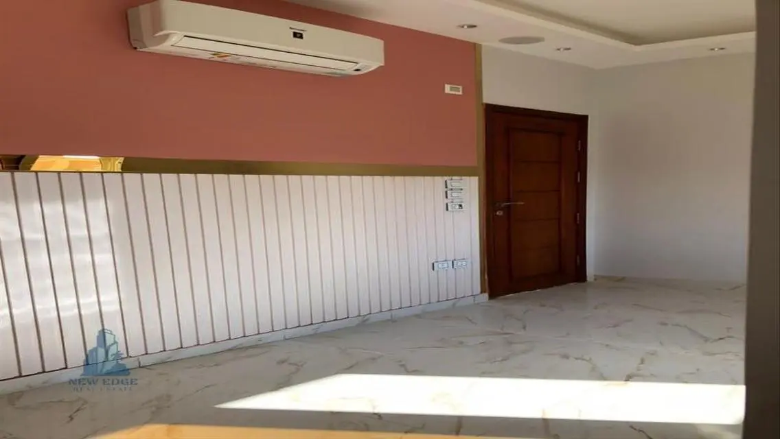 فيلا فاخرة للبيع وسط مدينة حديثة