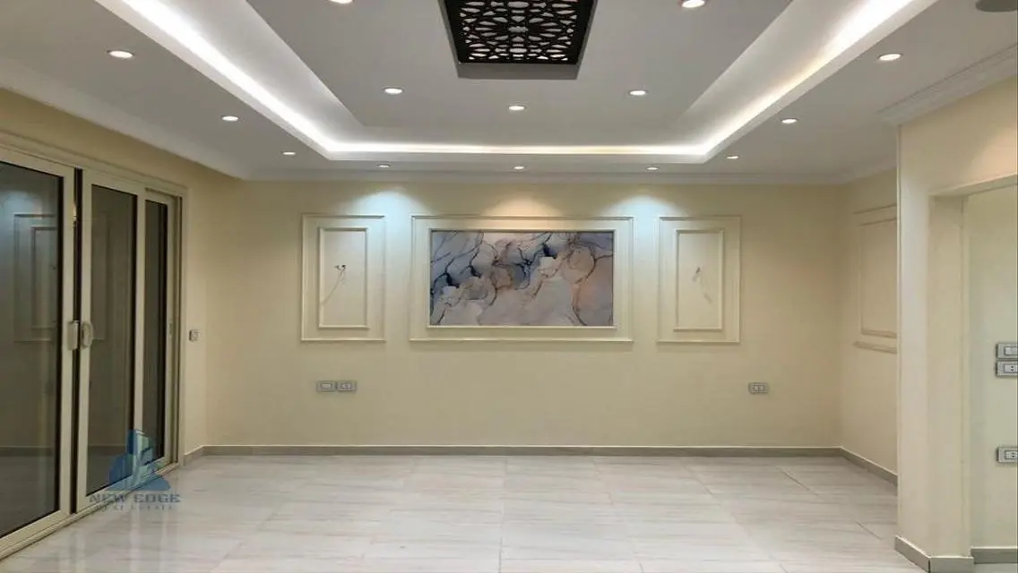 فيلا فاخرة للبيع وسط مدينة حديثة