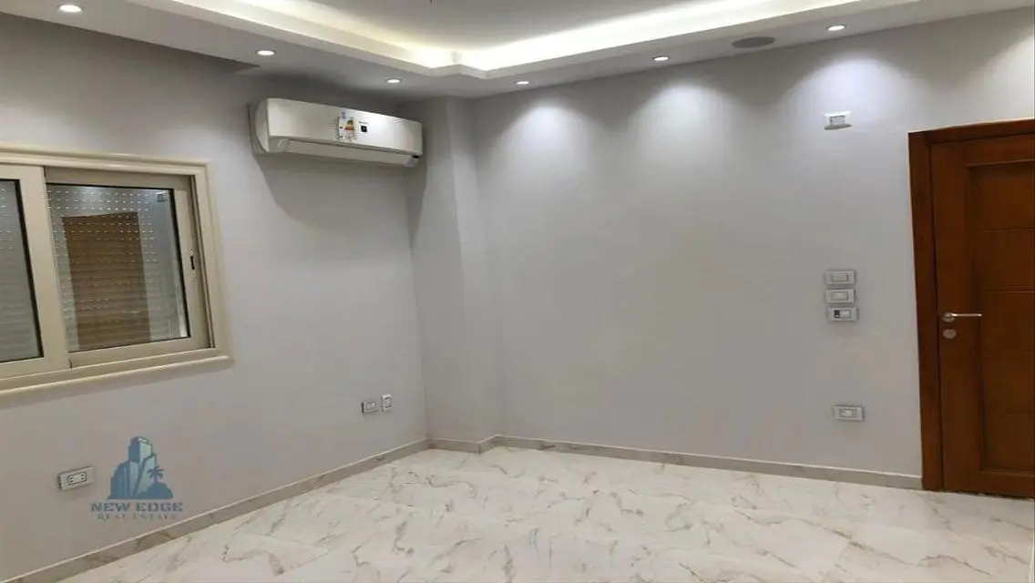 فيلا فاخرة للبيع وسط مدينة حديثة