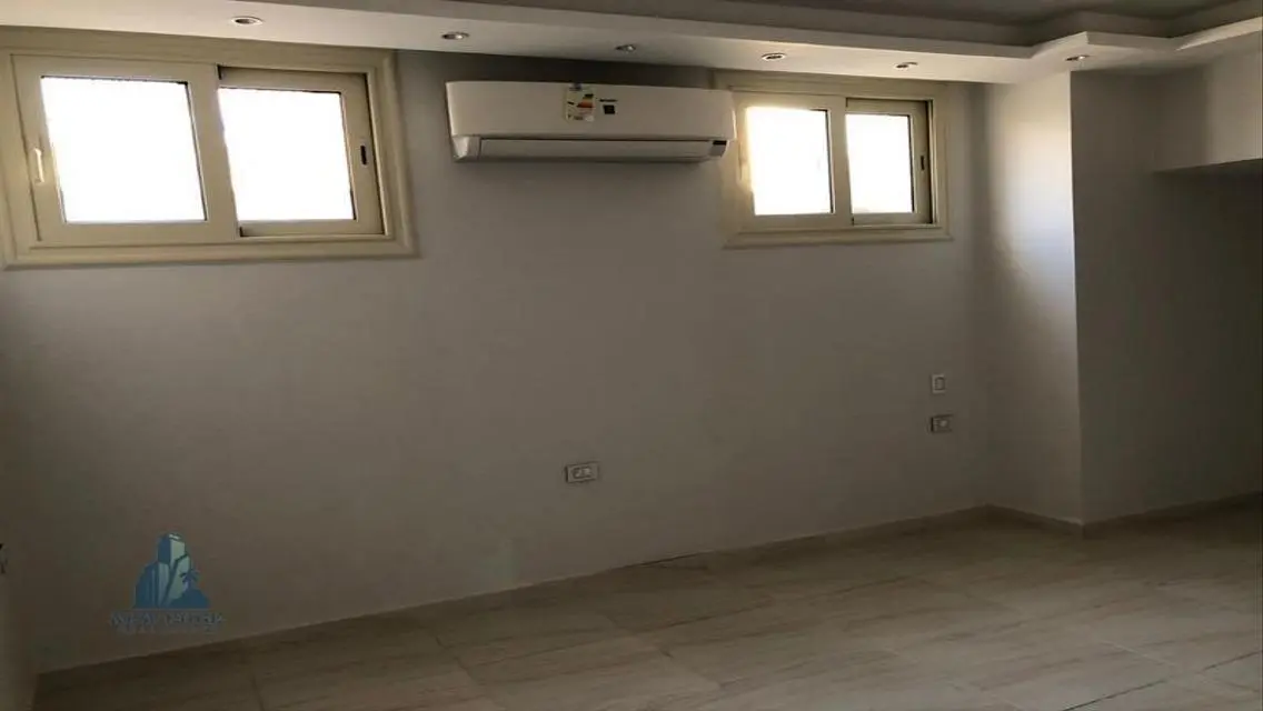 فيلا فاخرة للبيع وسط مدينة حديثة