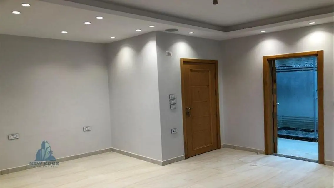 فيلا فاخرة للبيع وسط مدينة حديثة