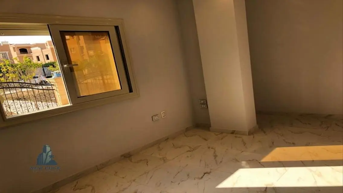 فيلا فاخرة للبيع وسط مدينة حديثة