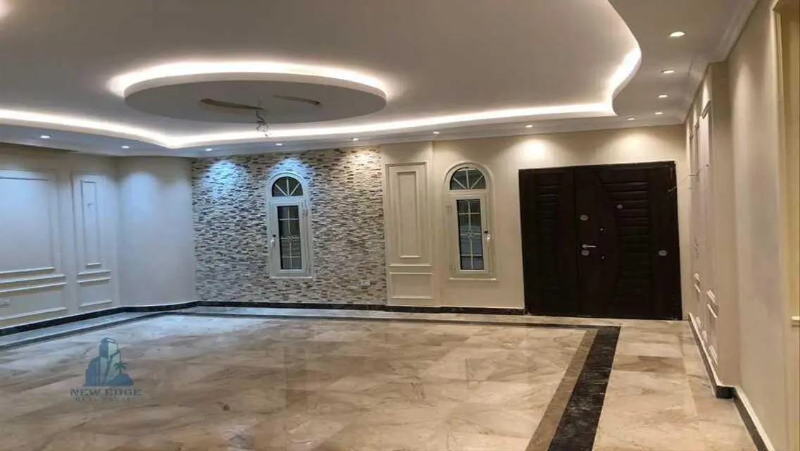 فيلا فاخرة للبيع وسط مدينة حديثة