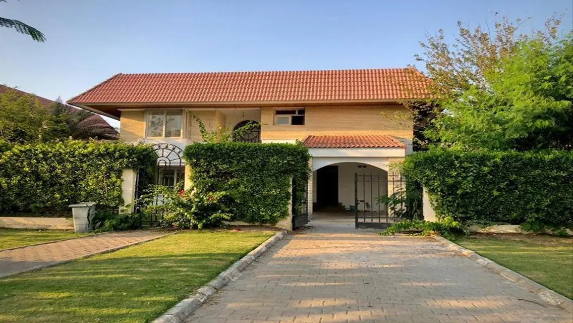 Luxury Villa with Garden and Pool Near Major Landmarks