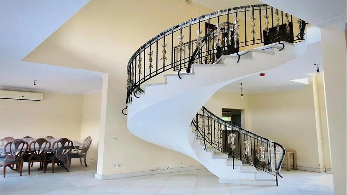 Luxury Villa with Garden and Pool Near Major Landmarks