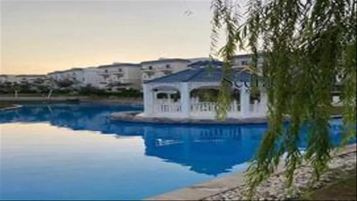 Luxurious Apartment with Stunning Lake View