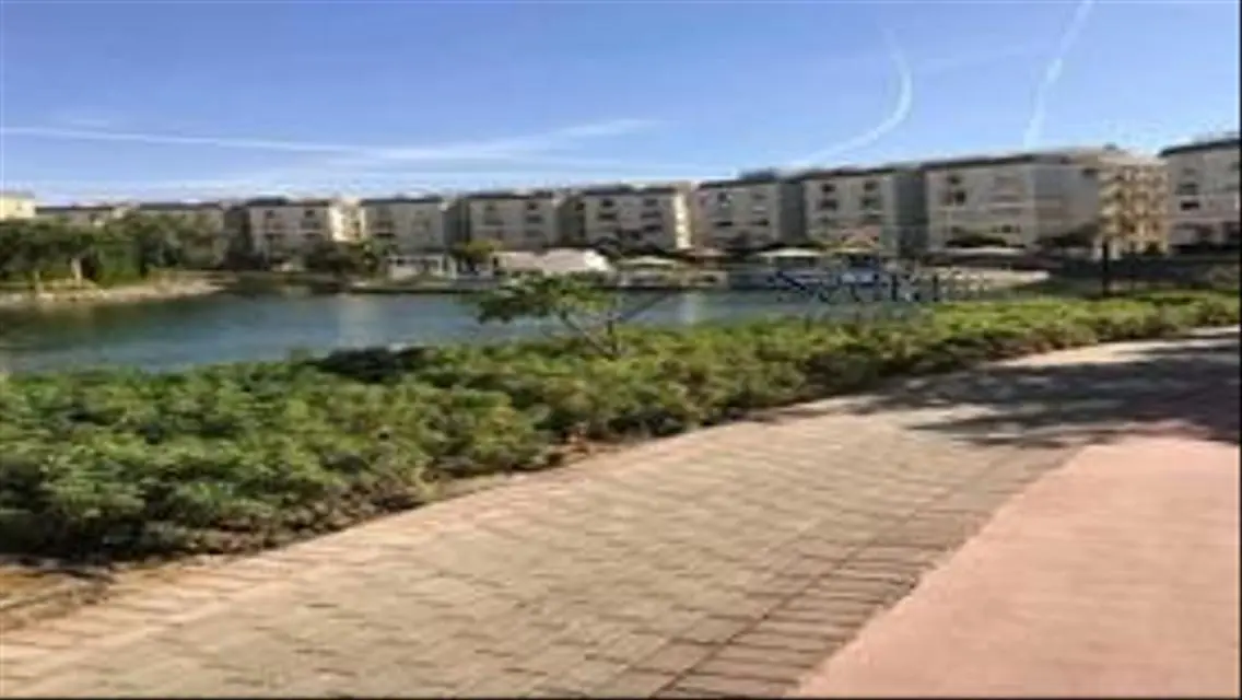 Luxurious Apartment with Stunning Lake View
