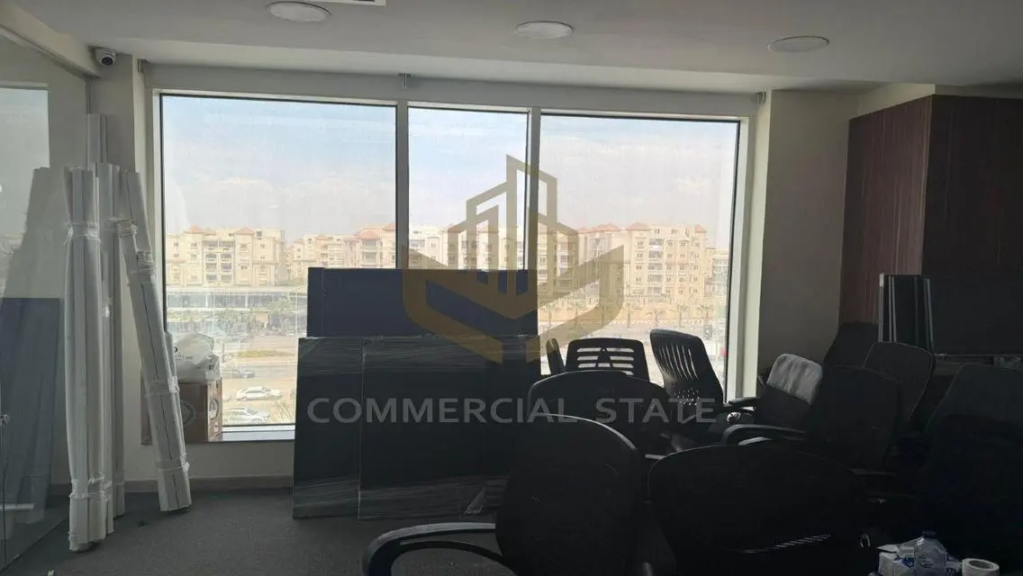 عقار تجاري للإيجار في الدولة 8