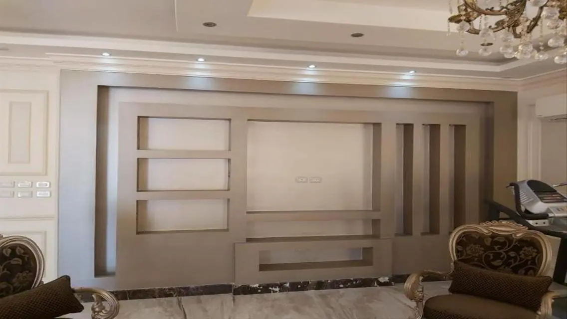 عقار تجاري مع موقف مغطى وغرف اجتماعات