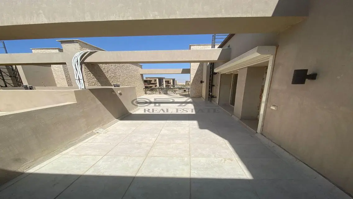 فيلا فاخرة بمساحة 256 متر للبيع في RT8