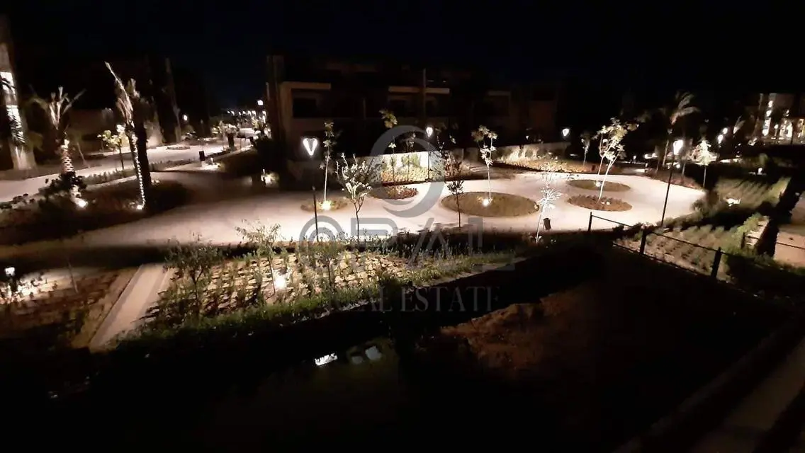 فيلا فاخرة بمساحة 256 متر للبيع في RT8