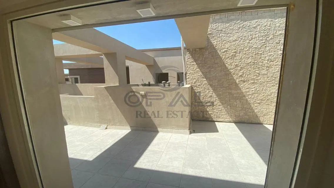 فيلا فاخرة بمساحة 256 متر للبيع في RT8