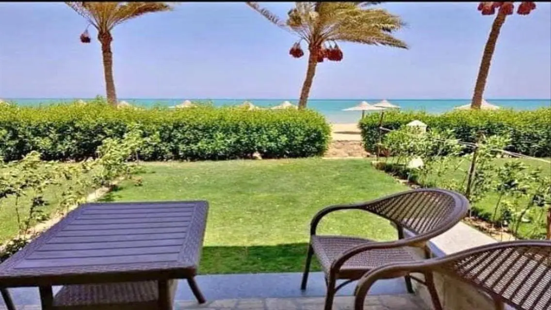 شاليه للبيع صف اول علي البحر متشطب في السخنة