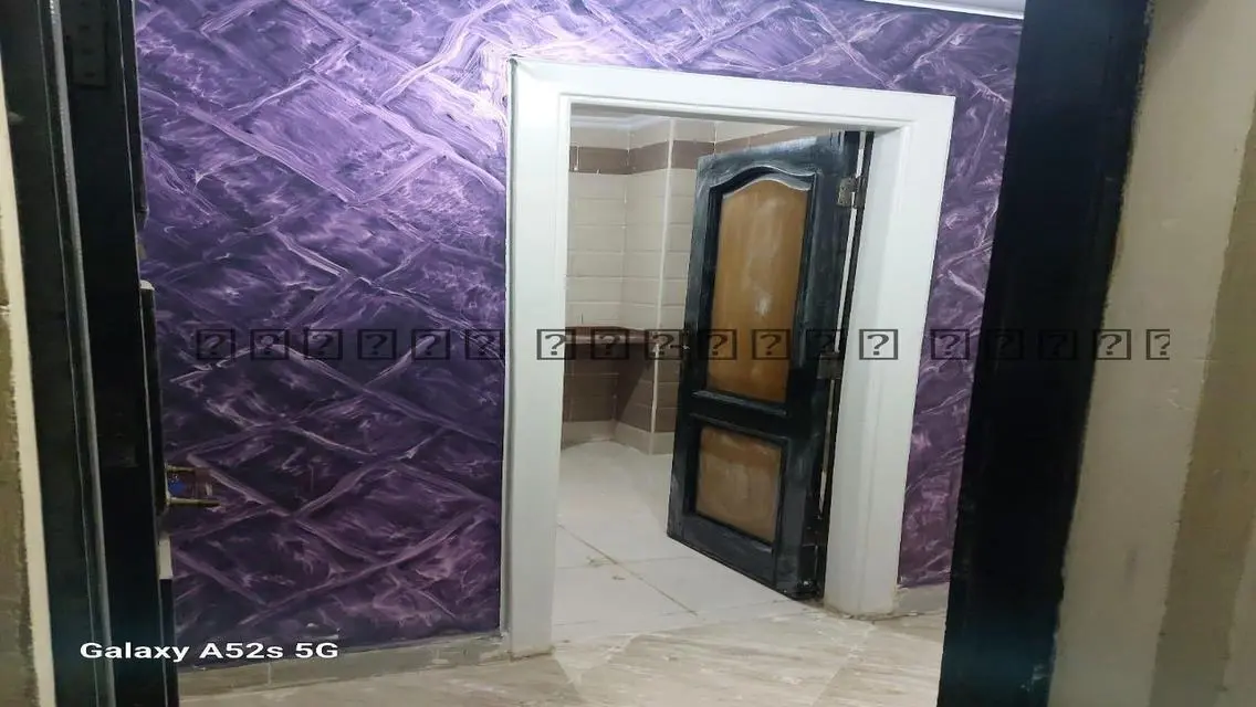 شقة مصممة بمساحة مثالية مع تجهيزات مطبخ وخدمات أمنية