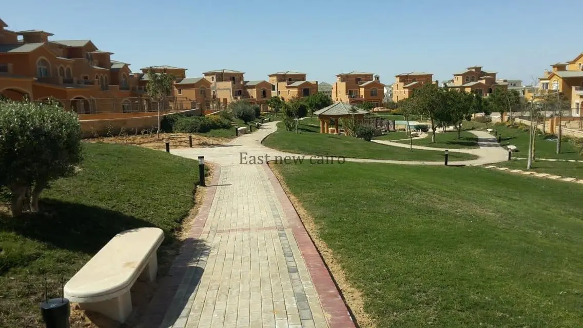 فيلا فاخرة للبيع مع مسبح خاص وحديقة