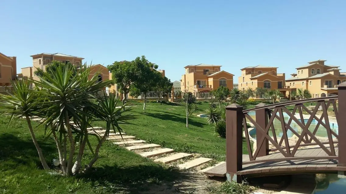 فيلا فاخرة للبيع مع مسبح خاص وحديقة