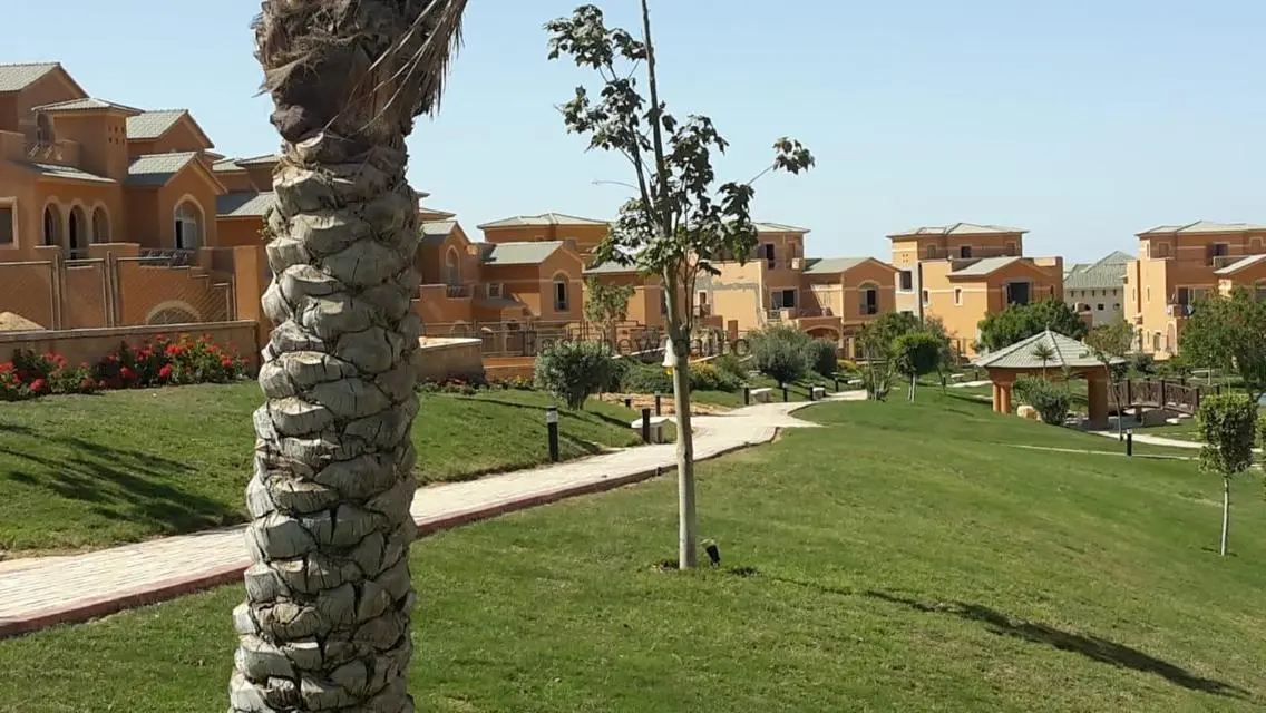 فيلا فاخرة للبيع مع مسبح خاص وحديقة