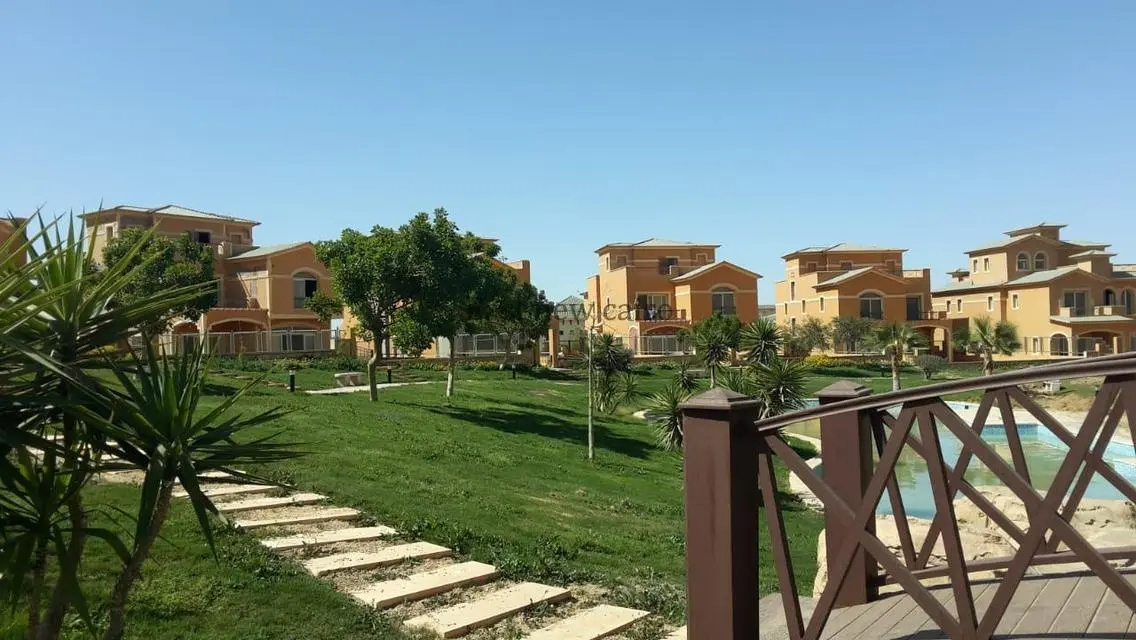 فيلا فاخرة للبيع مع مسبح خاص وحديقة