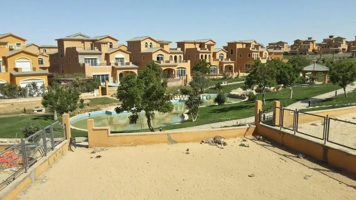 فيلا فاخرة للبيع مع مسبح خاص وحديقة