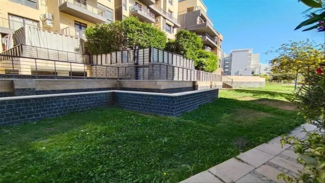 Beautiful Home with Private Garden in B8