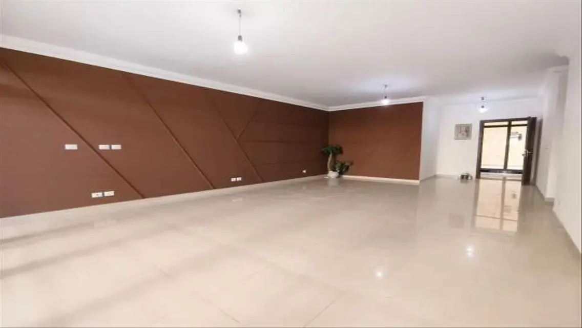 Beautiful Home with Private Garden in B8