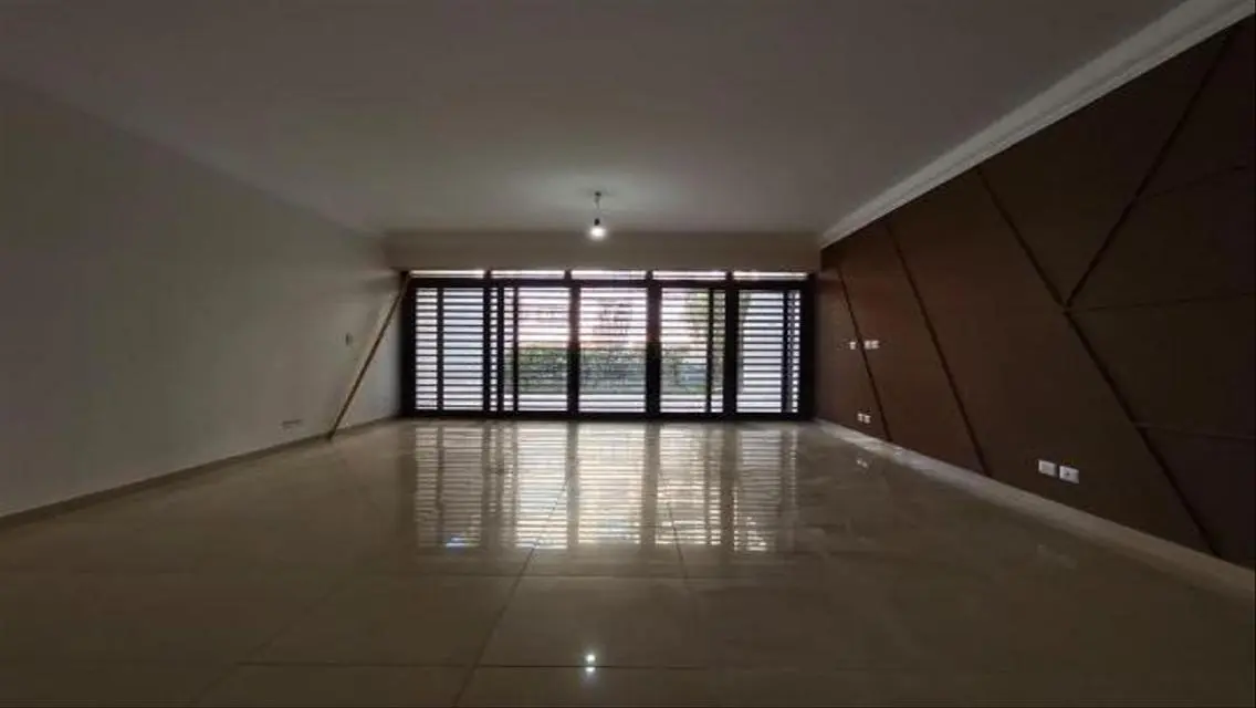 Beautiful Home with Private Garden in B8