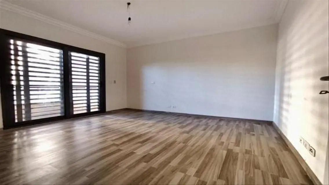 Beautiful Home with Private Garden in B8