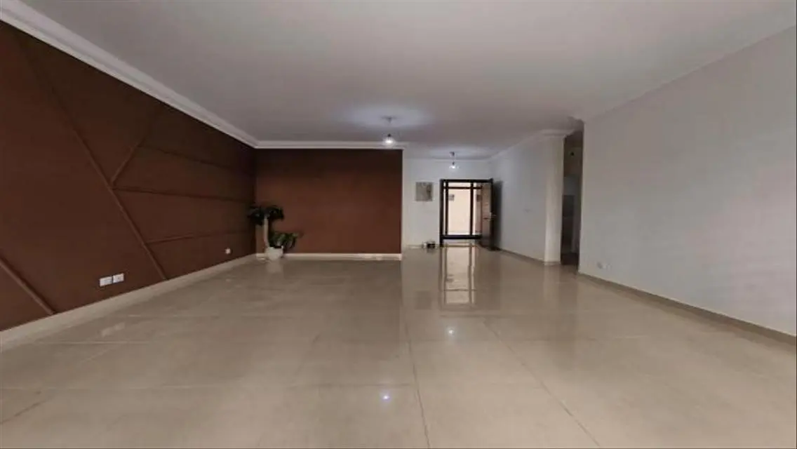 Beautiful Home with Private Garden in B8