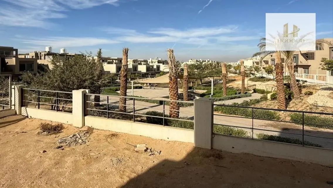 عقار فخم بمساحة كبيرة للبيع