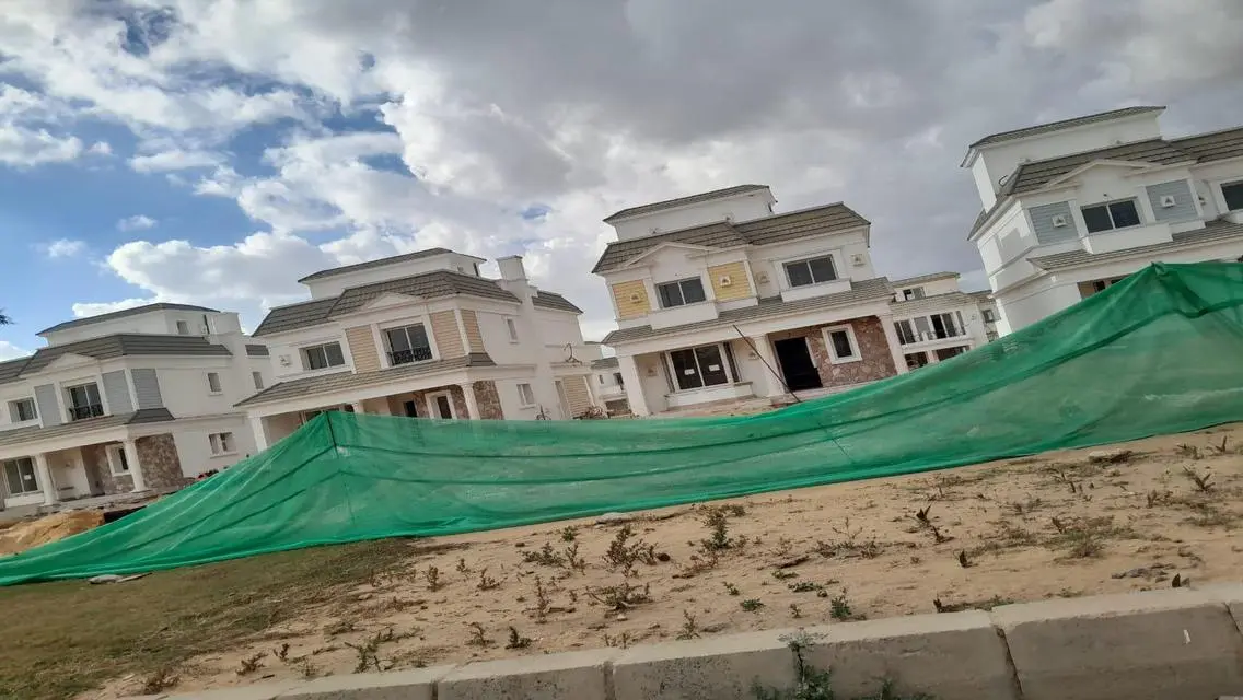 Luxury Apartment with Private Garden and Health Club in Prime Location