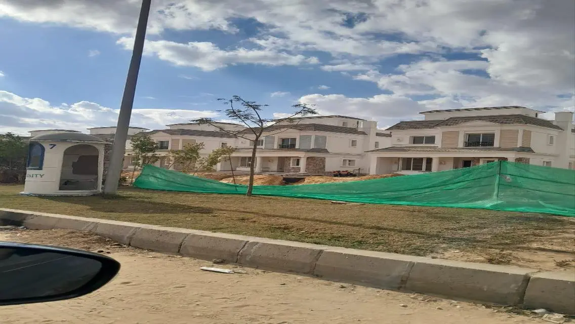 Luxury Apartment with Private Garden and Health Club in Prime Location