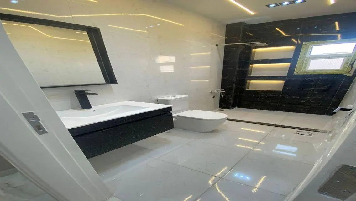 Stunning 190 sqm Apartment with Balcony and Covered Parking