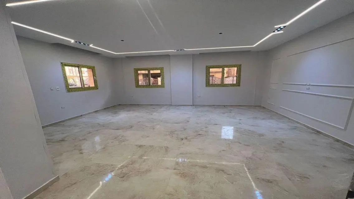 Stunning 190 sqm Apartment with Balcony and Covered Parking