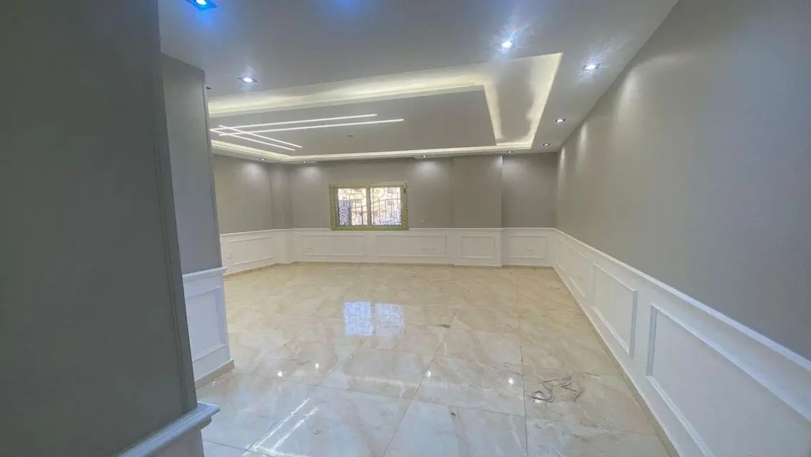 Stunning 190 sqm Apartment with Balcony and Covered Parking