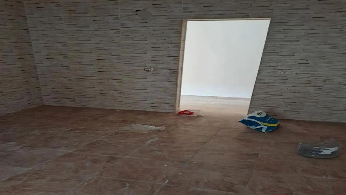 شقة للإيجار مع شرفة وموقف سيارات