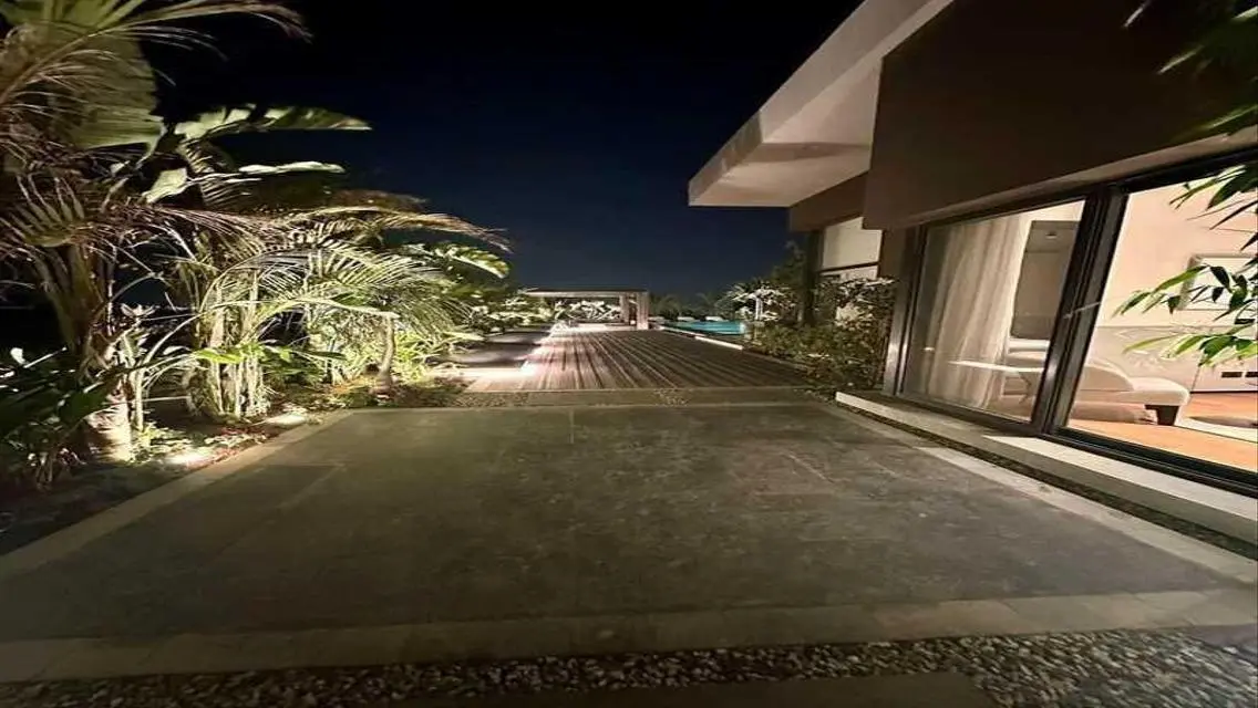 Luxury Home with Spacious Garden and Private Pool