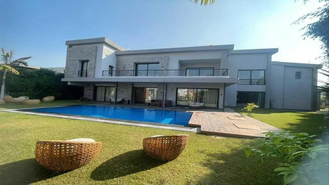Luxury Home with Spacious Garden and Private Pool