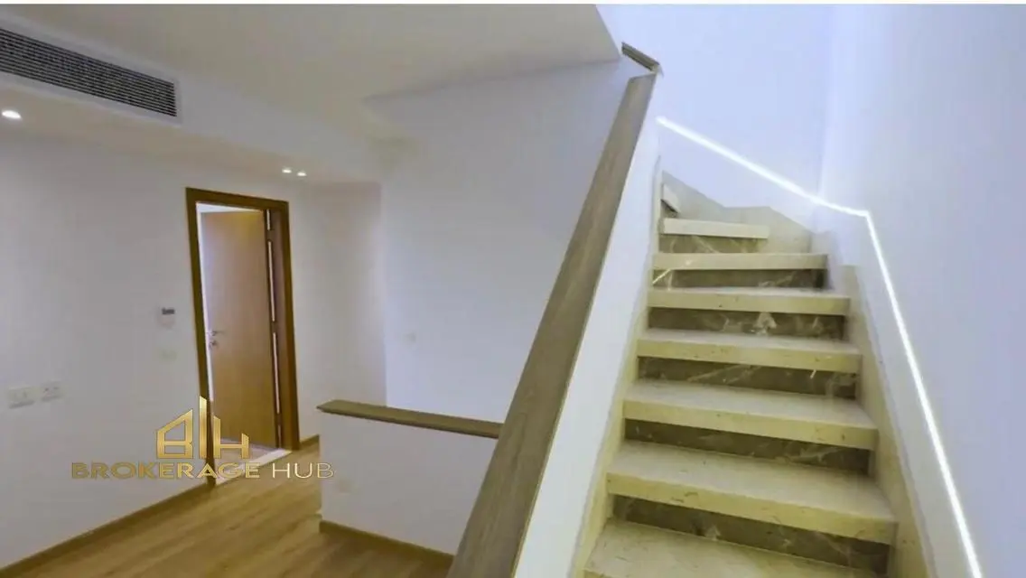 Triplex -RENT-first use &amp;Prime location in Eastown