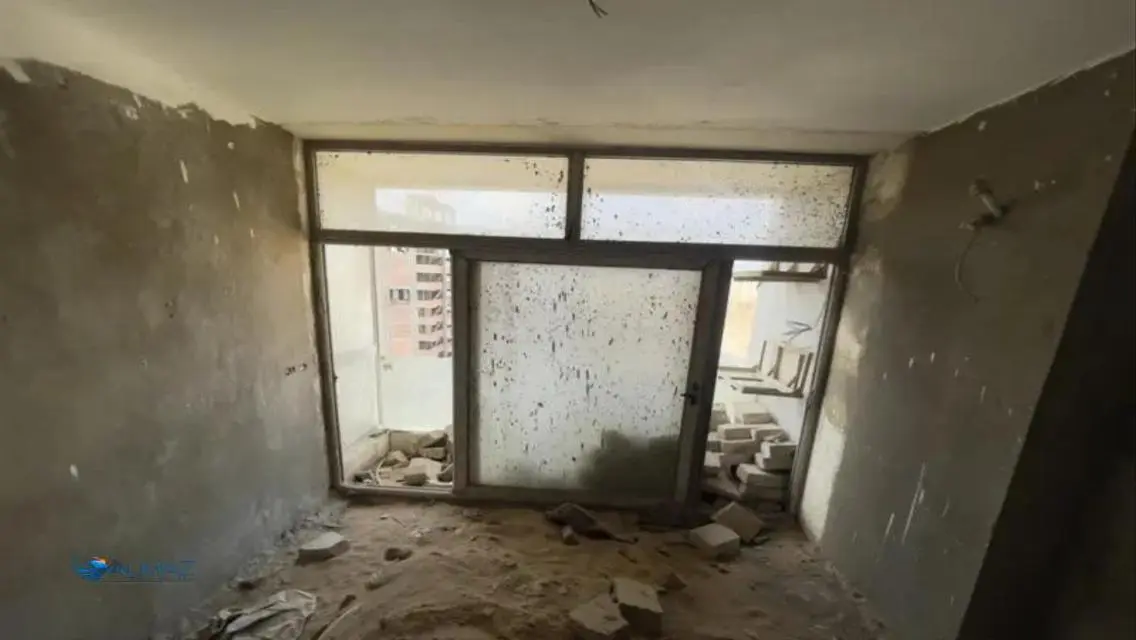 شقة فاخرة للبيع مع شرفة وحارس أمن
