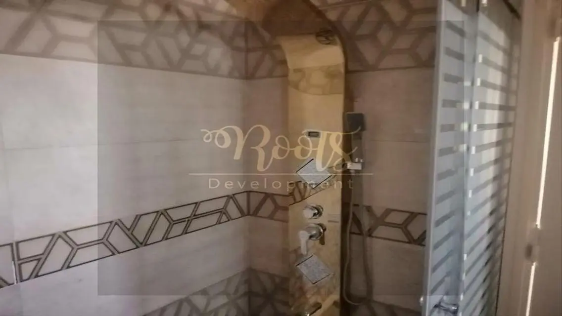 عقار فخم مع شرفة للمتعة الفائقة