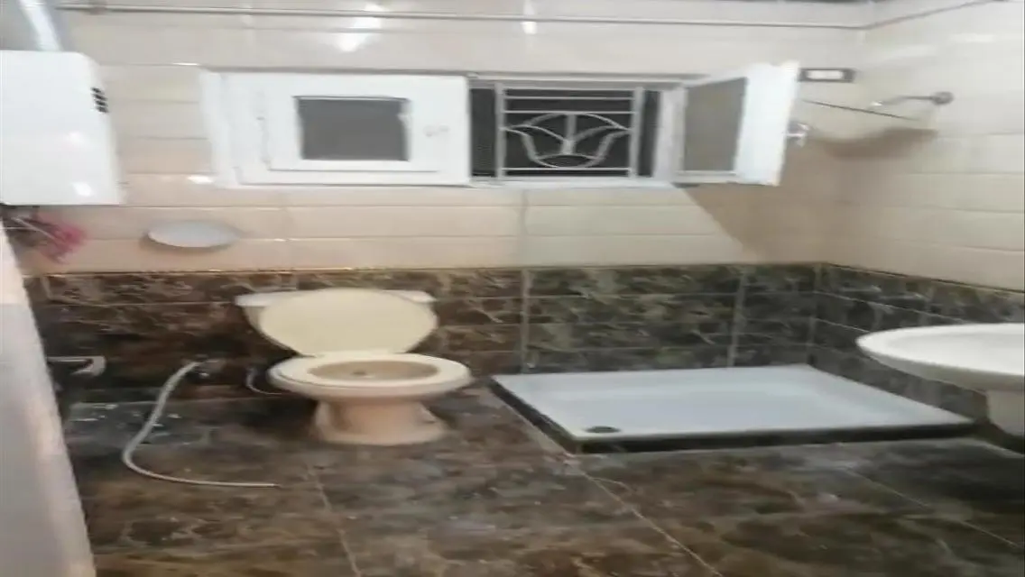 شقة بمساحة فسيحة بحراسة أمنية وإطلالة رائعة